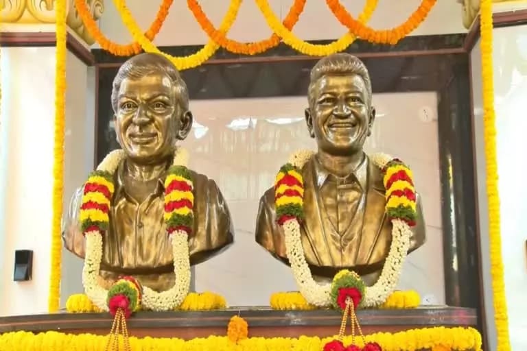 ಭದ್ರಾವತಿಯಲ್ಲಿ ರಾಜ್ಕುಮಾರ್–ಪುನೀತ್ ದೇವಾಲಯ ಉದ್ಘಾಟನೆ: ಅಭಿಮಾನಿಗಳ ಸ್ವಂತ ಹಣದಿಂದ 15 ಲಕ್ಷ ವೆಚ್ಚ!ಅಶ್ವಿನಿ ಪುನೀತ್ ಭಾವುಕ: ‘ನಾನು ಚಿರಋಣಿ’